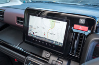 オプションで用意される、スマートフォン連携メモリーナビゲーション。通信サービス「スズキコネクト」とも連携しており、これまではアプリ専用だったサービスにも対応するなど、機能の拡充が図られている。