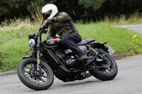 高回転型の水冷DOHCエンジンを搭載する「バンタム350」は、空冷SOHCエンジンを搭載するロイヤルエンフィールドやホンダのライバルとは、一味違うライドフィールを実現している。