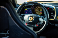 他の最新のフェラーリと同様、「マネッティーノ」のコントローラーや可変ダンパーのスイッチなどは、ステアリングホイールに配置。そこから手を離さずに操作が可能となっている。