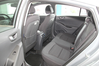 後席はルーミーである。タクシー需要をあてにしないというが、十分対応できる広さだ。