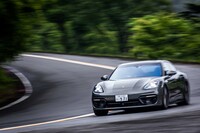 スーパースポーツ並みにパワフルで、4輪操舵システムも選べる「ポルシェ・パナメーラ4 Eハイブリッド プラチナエディション」。峠道でもストレスのない走りが楽しめる。