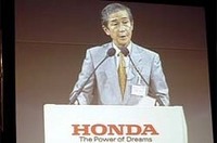 「『モビリオ・スパイク』は、『フィット』『モビリオ』に続く『ホンダSMALL MAXシリーズ』の第3弾モデルです」。発表会の席上、本田技研工業の吉野浩行社長は、新型ワゴンをこう紹介した。
ちなみに、「スパイク」の名前は英語の「spike」(釘、先の尖ったものの意)から。「何事にもこだわりを忘れずに尖っていたい、そんな冒険心や個性を大切にするクルマ」という意味がこめられているという。