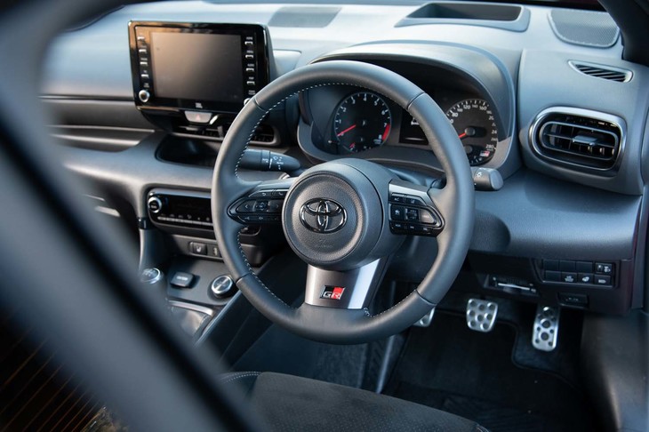 ステアリングホイールは本革巻き。センタースポークには「GR」バッジが付いている。