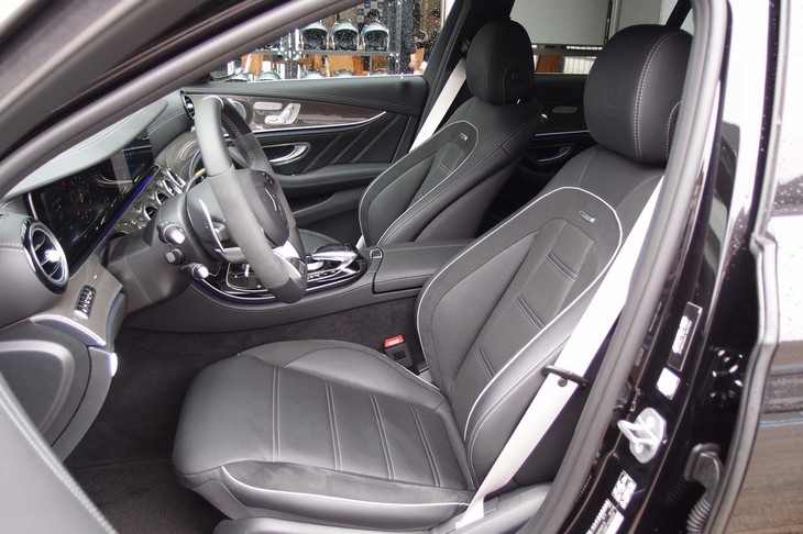 エンブレムのエンボス加工が施された「AMG E63 S 4MATIC+」のフロントシート。上質なナッパレザーで仕立てられている。