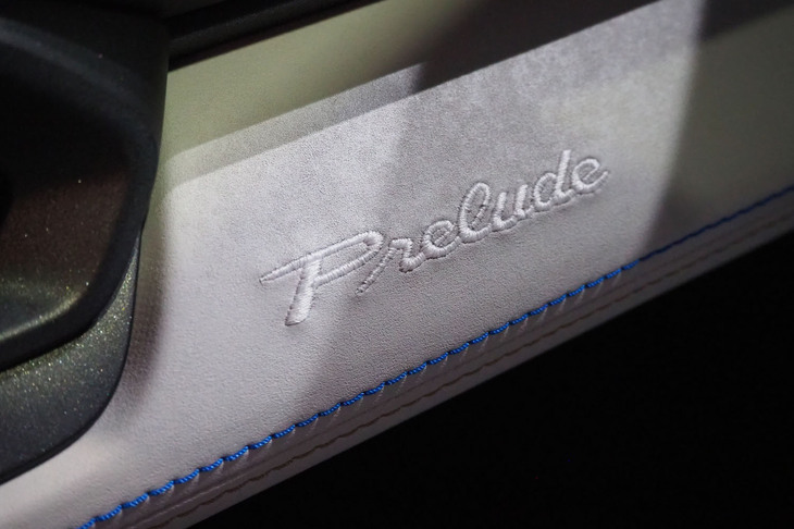 ホンダ・プレリュード(ダッシュボードの「Prelude」ロゴ刺しゅう)