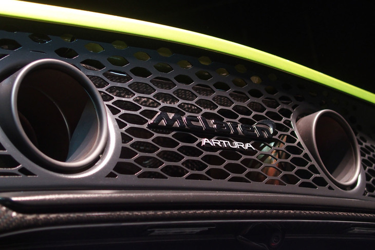 リアガーニッシュに「McLaren ARTURA」のエンブレムを装着。