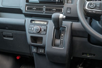 センタークラスターに配されたシフトセレクター。後輪駆動をベースとしたキャブオーバー型の軽自動車にCVTが搭載されるのは、これが初のことだ。