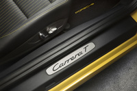 サイドシルには、「911カレラT」の車名ロゴが入ったプレートが添えられる。