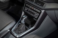 1リッター直3ターボエンジン搭載車のうち、115ps仕様のものには7段AT(DSG)または5段MTが、95psのモデルには5段MTが組み合わされる。