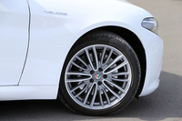 タイヤサイズは前後同径の225/45R18。FR車の場合、リアのサイズが255/40R18となる。