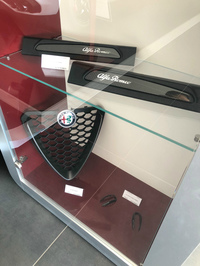 アルファ・ロメオ純正アクセサリーのショーケース。