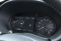 メーターパネルは右に針式の速度計、左にマルチインフォメーションパネルというレイアウト。7インチ液晶はなかなか高精細だ。