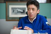 リジカラ事業部の尾花英樹さん。「多くのクルマの下に潜っては“接合部”がどうなっているのか調べ、データを取るのが大変でした」