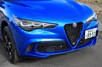 新デザインとなった「ステルヴィオ」の顔まわり。3連のデイタイムランニングランプなど、アルファ・ロメオ最新のSUV「トナーレ」に準ずるデザインが取り入れられた。