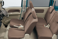 「エブリイJOINターボ」のキャビン。運転席シートヒーターや助手席シートバックテーブルなどが採用される。