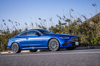 今回試乗した「CLE200クーペ スポーツ」の外板色は、「スペクトラルブルー」と呼ばれる8万円の有償オプション。これを含め同モデルには全9色のボディーカラーが設定されている。