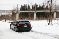 偶然、JR上越線の高架近くの雪深い河原道に入り込んでしまった。こんなシーンでもロードクリアランスさえキープできていれば、「ベクター4シーズンズGEN-3」と「スバル・レヴォーグ」のコンビが安定感ある走破性能を発揮してくれる。