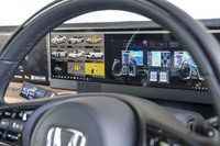 これは「Honda Jet」。メーターパネル内に操縦かんも映し出されている。