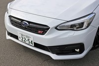 フロントグリルはブラック加飾によってよりスポーティーな印象に。フォグランプベゼルにはカーボン調の加飾が施される。
