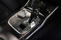 パーキングブレーキは従来の手動レバー式から、オートマチックホールド機能付きのスイッチ式に変更された。