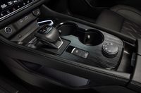 シフトセレクターは新たにバイワイヤ式を採用。セレクターレバーの後方にはドライブモードの切り替えダイヤルがレイアウトされる。