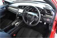 「ハッチバック」と「セダン」のインテリアは共通。セダンのトランスミッションはCVTのみ、ハッチバックにはCVTと6MTが用意される。