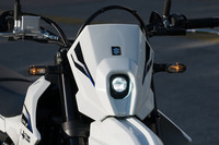 軽量小型で耐久性にも優れたバイファンクションLEDヘッドランプ。一体型のポジションランプ/ターンシグナルや、テール/ストップランプ、ナンバー灯など、灯火類はすべてLEDとなっている。