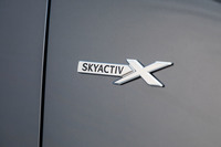 フロントフェンダーに装着される「SKYACTIV X」バッジ。従来装備されている大型マフラーカッターともども、他のエンジン搭載車との差別化が図られている。