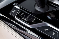 シフトセレクターの脇に備わる走行モードの切り替えスイッチ。「BMW 5シリーズ」では、ハンドル位置に応じてセンターコンソールも右ハンドル用、左ハンドル用と作り分けられているため、操作に違和感を覚えることがない。