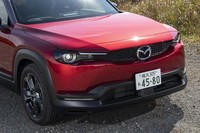 ほかのマツダ車に見られる「シグネチャーウイング」は、あえて不採用。彫りの深いヘッドランプをはじめ、独自の意匠でデザインされている。
