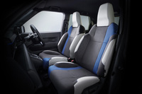 ブルーの表皮をアシンメトリーに配色した専用スポーツシートが採用される「スーパーONE プロトタイプ」。