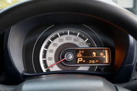 オプションのディスプレイオーディオにドライブコンピューターの機能が備わっているためか、計器類はいたってシンプル。速度計とモノカラーのインフォメーションディスプレイの組み合わせだ。