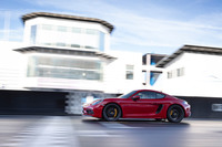 「718ケイマンGTS 4.0」の価格は1072万円。こちらも17色のボディーカラーが設定されている。