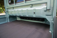 荷台の前側は、写真のようにキャビンの下まで続いており、脚立やみち板(オートブリッジ)なども積むことができる。