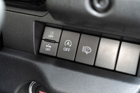 2022年6月の改良ではMT車にアイドリングストップ機構を搭載(発売は同年7月)。クラッチを切ってギアをニュートラルに入れ、クラッチペダルから足を離すとエンジンが切れる。