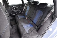 FFの駆動方式により、車内のスペースにはゆとりが生まれた。後席の足元スペースは、ボディーサイズの近い「2シリーズ クーペ」のものより3cm以上広がっている。