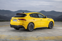 「グレカーレ」のトップモデル「トロフェオ」のボディーサイズは全長×全幅×全高=4859×1979×1659mm、ホイールベースは2901mm。ラインナップする3モデルのなかで、車高が最も低い設定になっている。