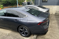 「ホンダ・アコード」(写真手前)と「プジョー508」(写真奥)。全長が多少違うこと以外、フォルムはクリソツである。斜め後ろから見ると、一世代前ぐらいのアウディの「スポーツバック」系に近いが、アコードはシンプルでもっとすがすがしいデザインに感じる。