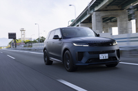 フロントがダブルウイッシュボーン、リアがマルチリンクの足まわりには「6Dエアサスペンションシステム」を装備。ピッチングとロールを抑制するというアクティブサスだが、「ディフェンダー」の最強モデル「オクタ」にも搭載されるという。