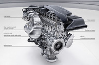 M256型直6ユニットを正面から見る。エンジン本体の向かって左が排気側で、右が吸気側。カム駆動用チェーンのほか、燃料ポンプやオイルポンプの駆動部はエンジンの後部に配置されており、前部には補機駆動用のベルトがない。