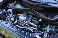 最高出力258PS(190kW)/5000rpm、最大トルク350N・m/50-5000rpmの電気モーターを搭載し前輪を駆動。一充電走行距離は403kmと発表される。