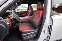 着座位置は相応に高く、ボンネットの両端まできれいに見渡せる。シートにはダイヤモンドパターンが深く刻まれており、座っても確かに厚みが感じられる。