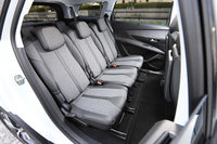 2列目シートは3座独立式で、個別にリクライニングや前後スライドなどの調整が可能。