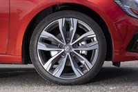 18インチホイールは10スポークの新デザイン。コンチネンタルの高性能タイヤ「プレミアムコンタクト6」を履いていた。