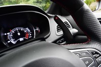 シフトパドル(写真中央)はステアリングコラムに固定されており、リムと供回りすることはない。「メガーヌR.S.トロフィー」では、今回試乗したAT車のほかにMT車もラインナップされている。