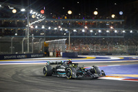 メルセデスのルイス・ハミルトン(写真)は3位でゴール。予選ではタイヤのウォームアップがうまくいかず5位。レースではバーチャルセーフティーカーをきっかけに、温存していたミディアムタイヤに履き替え、チームメイトのジョージ・ラッセルとともに逆転優勝を目指して猛追、レースを盛り上げた。ファイナルラップで前を走るラッセルが痛恨のクラッシュ、そのポジションを譲り受けた。この結果、ハミルトンはドライバーズチャンピオンシップで3位に上がり、今回無得点だったフェルナンド・アロンソに10点差をつけた。(Photo=Mercedes)