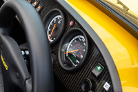 「340R」に装備されるカーボン製のダッシュボード。インターフェイスのデジタル化が進む昨今だが、「セブン」の計器類はいずれもアナログ式。操作系ももちろんロッカー式もしくはトグル式の物理スイッチだ。