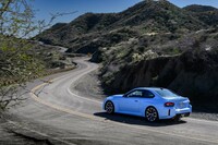 AT車の場合で0-100km/h加速4.1秒というパフォーマンスを誇る新型「M2」。MT車は同4.3秒と、0.2秒のビハインドとなる。