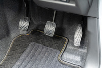 誤操作を起こさぬよう、アクセル/ブレーキ/クラッチペダルはしっかりと距離を置いて配置。左足を休ませるフットレストはないが、窮屈さは感じなかった。