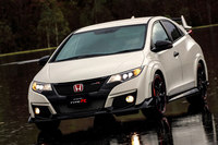 「タイプR」史上初のターボエンジンとともに、2015年に復活した「シビック タイプR」。生産国はイギリスで、750台限定で日本に導入された。